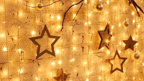 guirnalda de navidad con luces doradas, primer plano. luces de navidad. bokeh