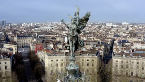 detalle del ángel de la libertad monumento girondins burdeos, francia, tiro aéreo en círculos