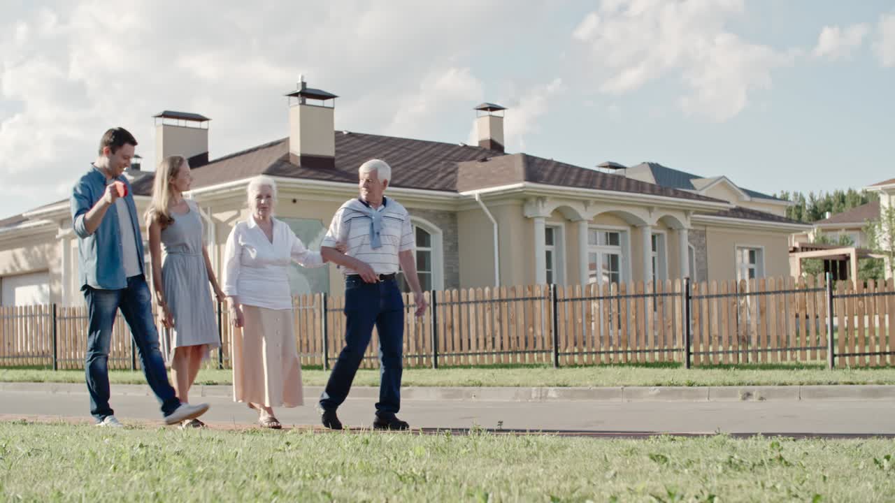 familia joven caminando con una pareja de ancianos