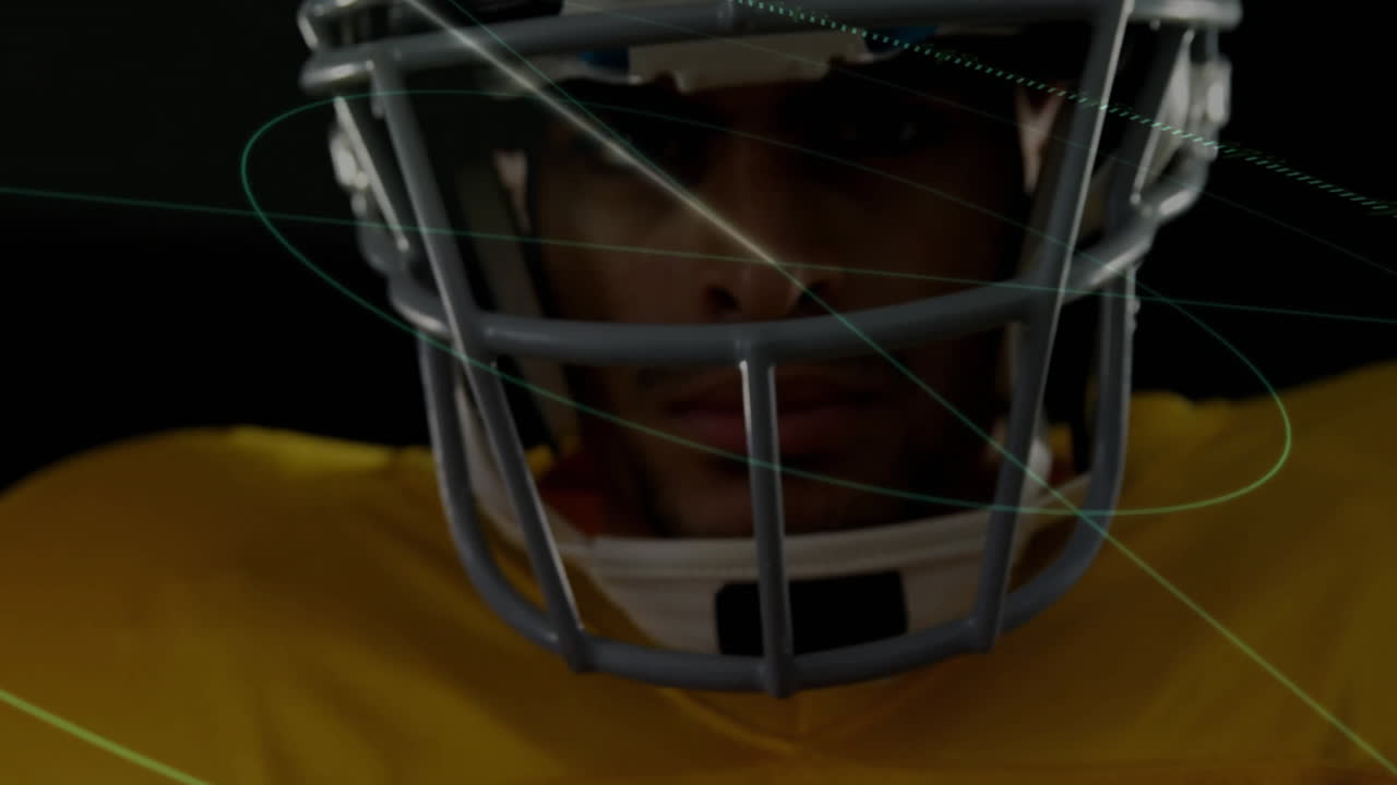 Giocatore di football americano con maglia gialla e animazione digitale sull'elmetto