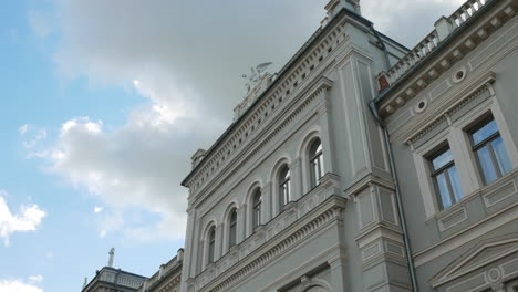 Statue-on-top-of-Oginskis-manor-while-clouds-slowly-sailing-in-sky,-static-view