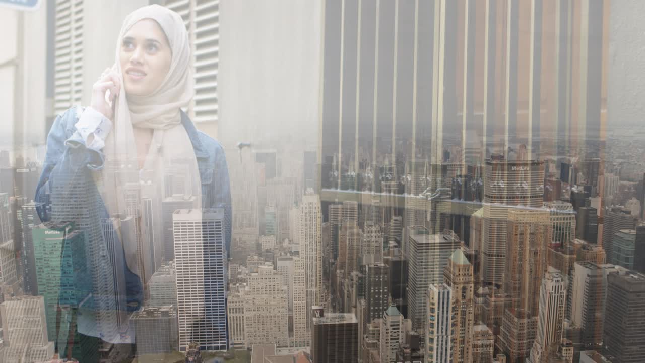 Animazione di donna asiatica con hijab con smartphone su paesaggio urbano.