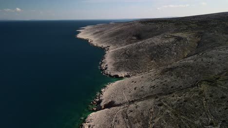 Rückwärts-Zeigen-Schuss-Mit-Drohne-Der-Küste-In-Kroatien-Adria-Und-Die-Berge-Tolle-Landschaft-Schöne-Farben-An-Einem-Sonnigen-Tag-4k