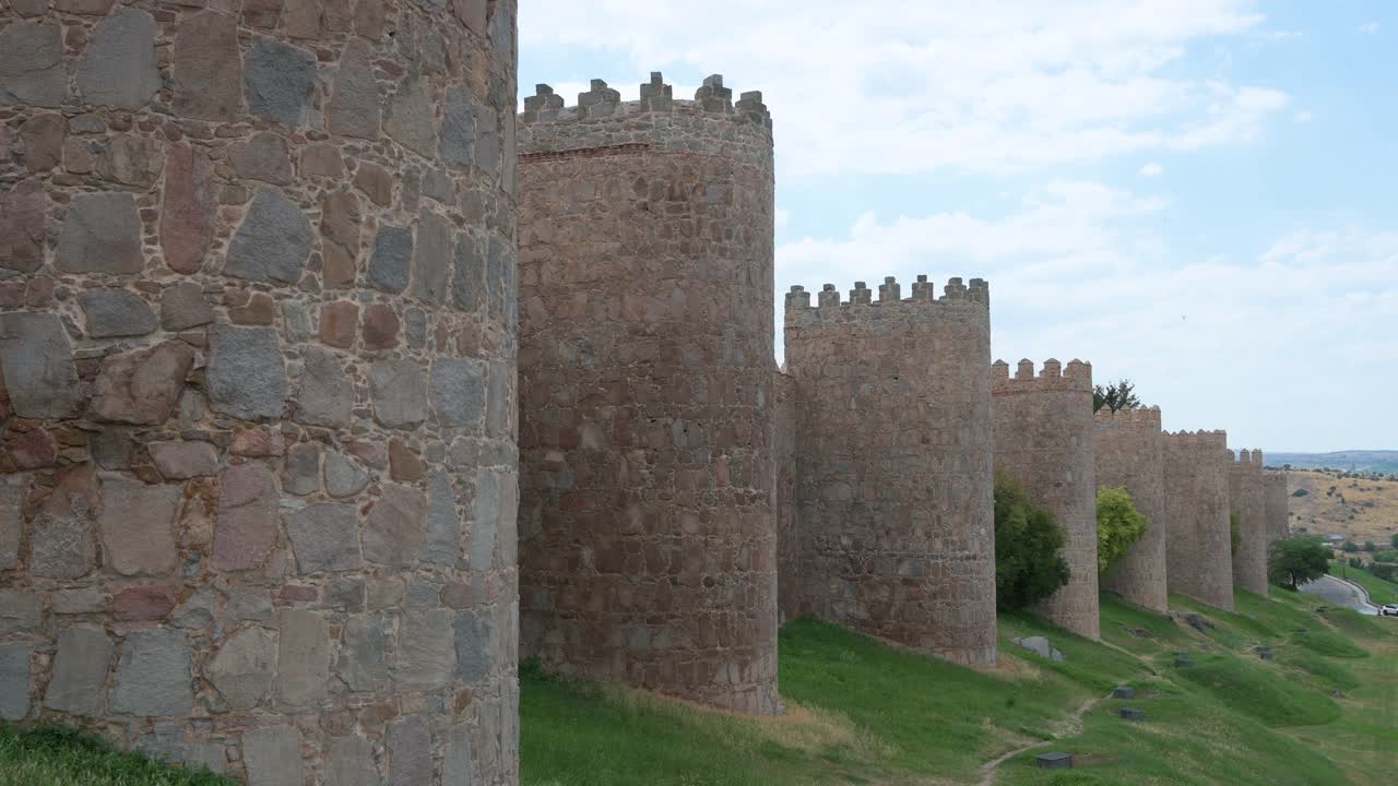 Ávila’s medieval walls, known for their remarkable preservation and encircling the old town, are considered some of Europe’s best and are part of a UNESCO World Heritage Site.