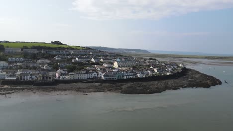 Appledore-Devon,-Pequeña-Ciudad-Costera-Panorámica-Aérea-De-Izquierda-A-Derecha-A-Lo-Largo-De-La-Zona-Ribereña-Marea-Fuera-Veranos-Día-Marea-Está-Baja