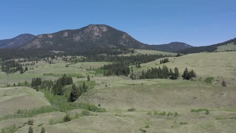 Nature's-Symphony:-Clear-Skies,-Vibrant-Grasslands,-and-Majestic-Mountains-in-Kamloops