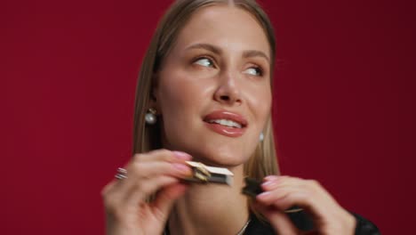 mujer aplicando lápiz labial