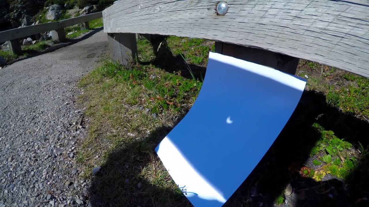 ⁇  플래카드 4k에 그림자를 형성하는 달