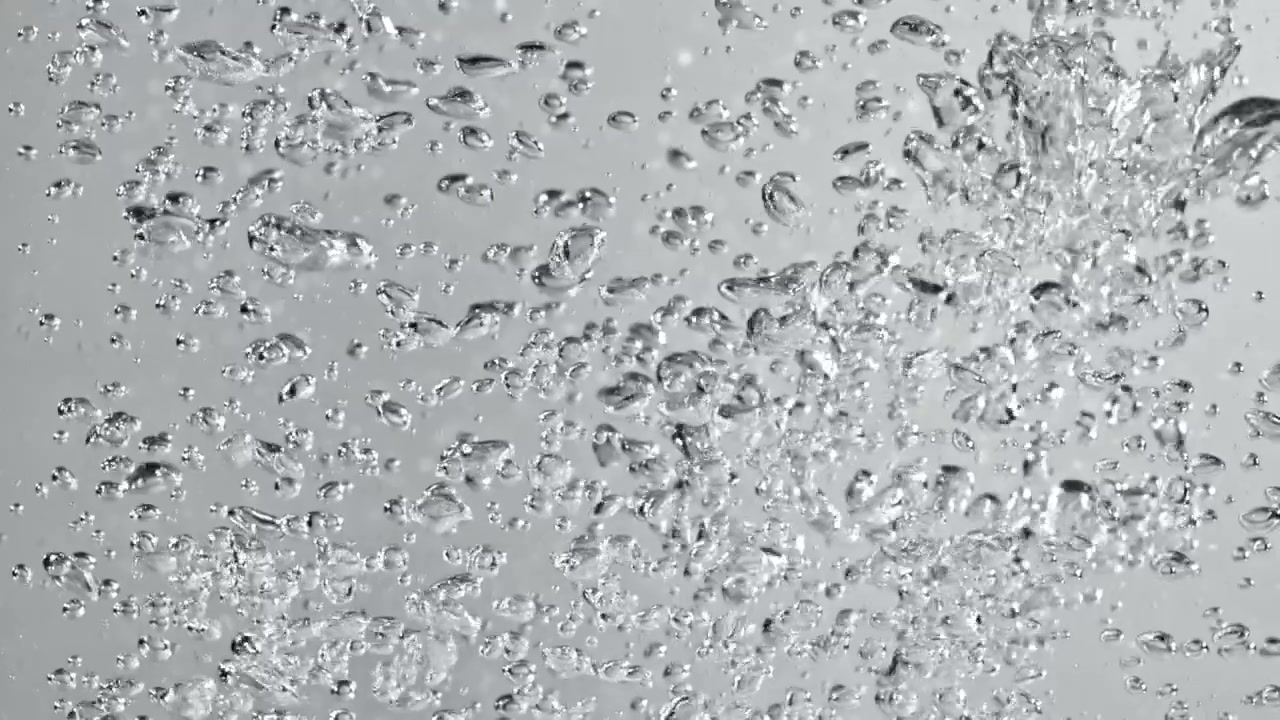 Numerose bolle d'aria in risalita in acqua limpida