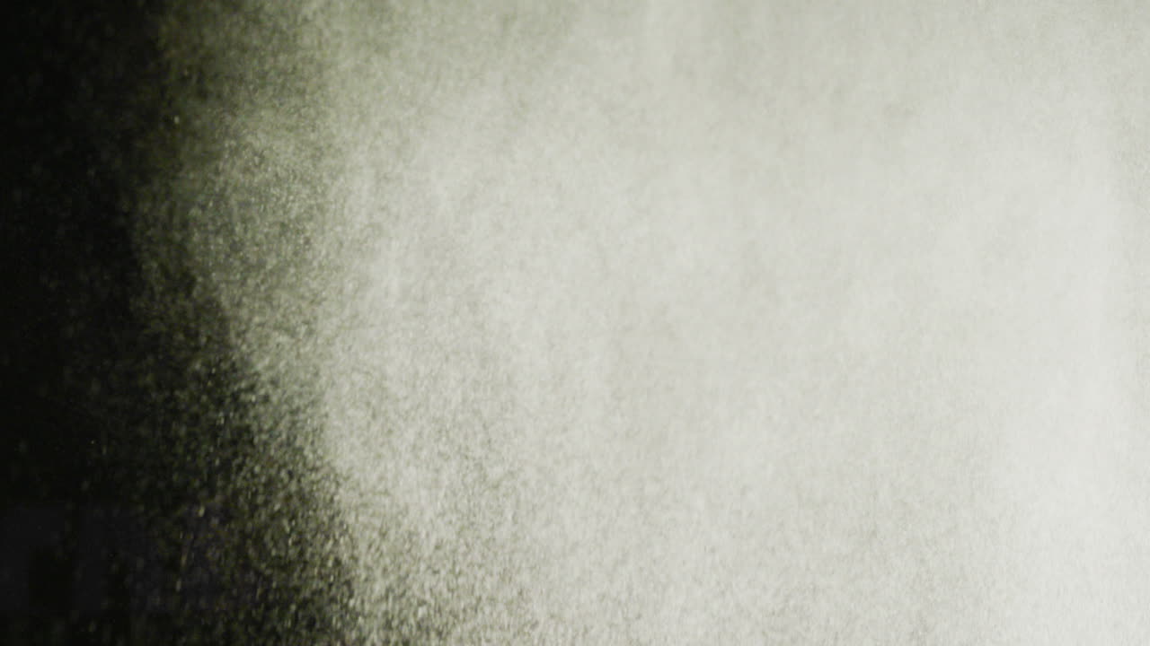 검은색 배경에 복사 공간과 함께 색 색의 파우더의 비디오