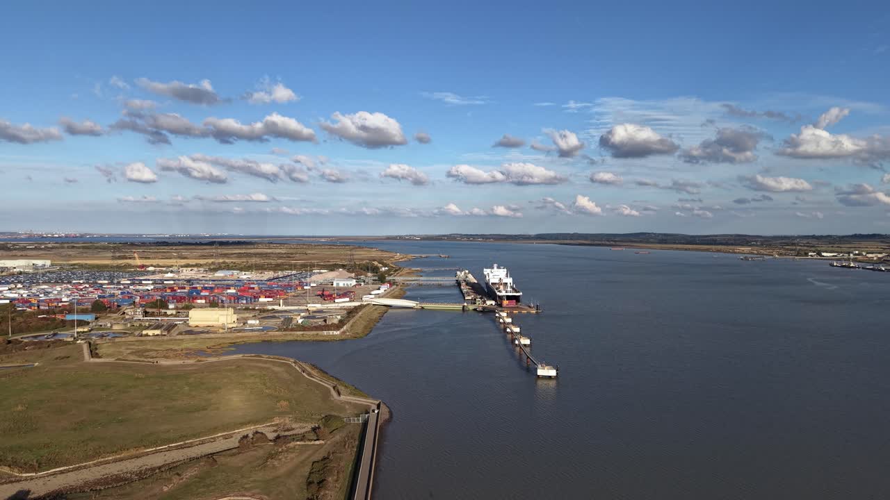 Панорамный вид на терминал Tilbury 2 roll on roll off с воздуха, с видом на портовый комплекс Эссекса на Темзе