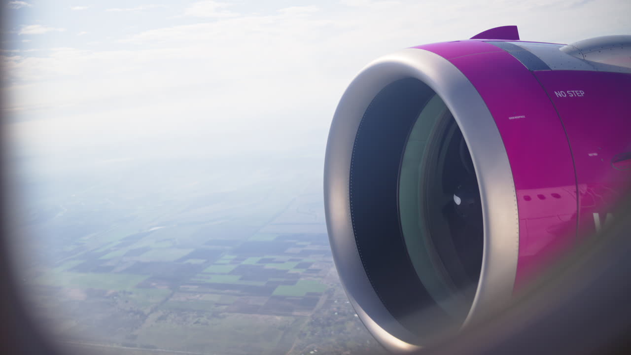 Vista de una turbina girando desde la ventanilla de un avión