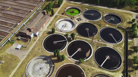 depósitos redondos de limpieza de aguas residuales en una instalación de tratamiento de aguas residuais
