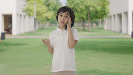 Niño-Indio-Hablando-De-Guardia-En-El-Parque