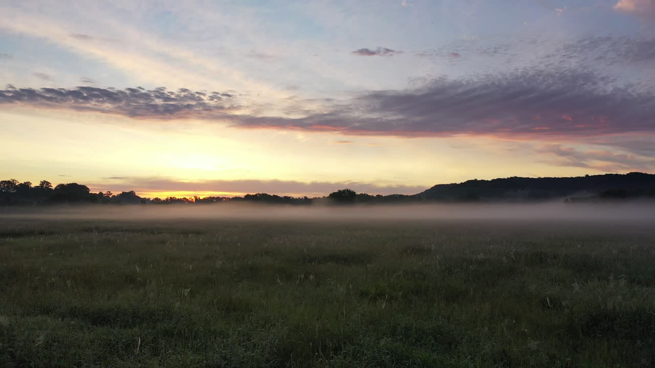 el amanecer es un campo de niebla.