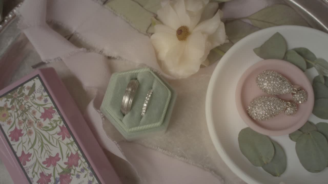 exhibición de los detalles de la boda. órbita de arriba hacia abajo