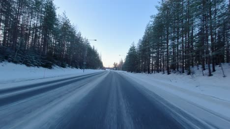 Imágenes-En-Primera-Persona-De-Un-Automóvil-Conduciendo-Rápido-Por-Una-Carretera-Rural-Nevada-En-Una-Fresca-Mañana-En-Finlandia