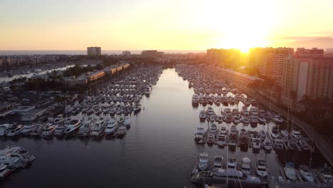 Sonnenuntergang-über-Yachten,-Die-Am-Yachthafen-Angedockt-Sind