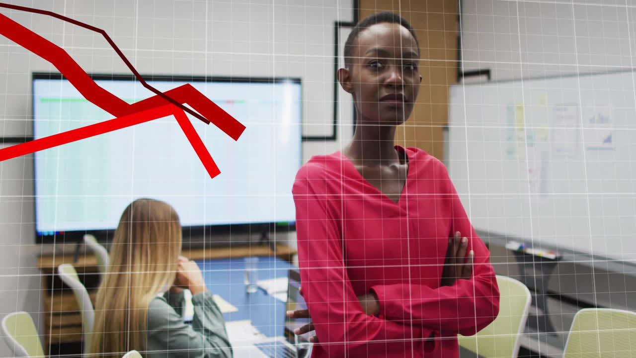 animación de diagramas sobre diversas colegas femeninas sonriendo y trabajando en la oficina