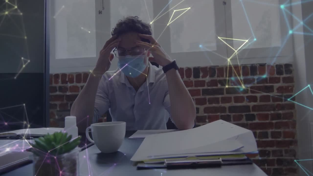 사무실에서 얼굴 마스크를 입은 사업가에 대한 연결 네트워크의 애니메이션