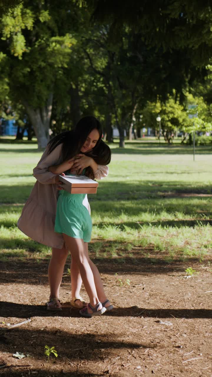 persona caminando en el bosque