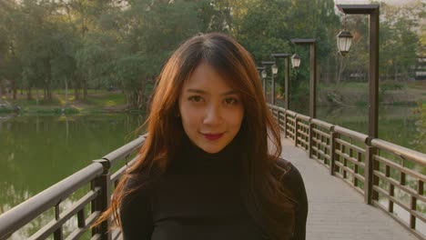 mujer sonriente en un parque