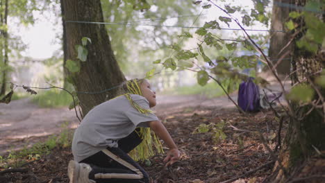 Kinder-Bei-Einer-Sommercamp-Wanderung-Krabbeln-Auf-Dem-Boden.-Training-Des-Überwindens-Von-Hindernissen-Durch-Kriechen-Auf-Dem-Boden.-Ein-Mädchen-Stürzt-Bei-Einem-Lagereinsatz-Im-Wald