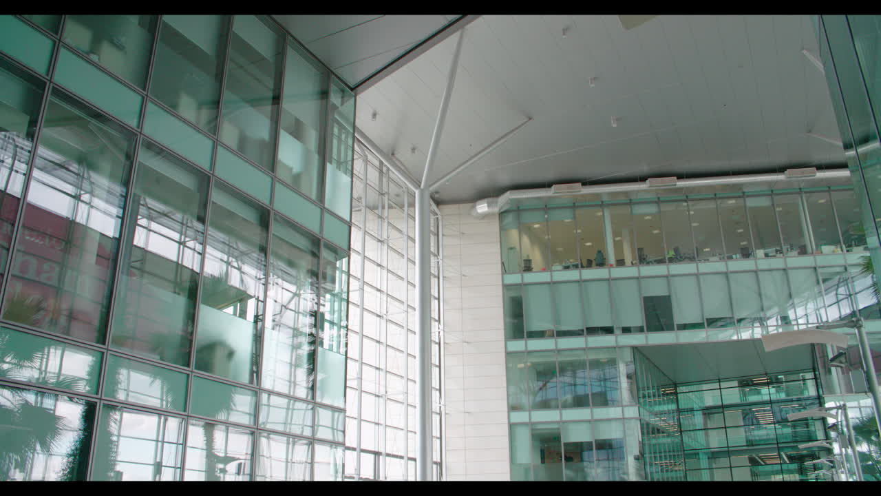 молодая женщина, работающая в колл-центре, носит наушники, боковой вид