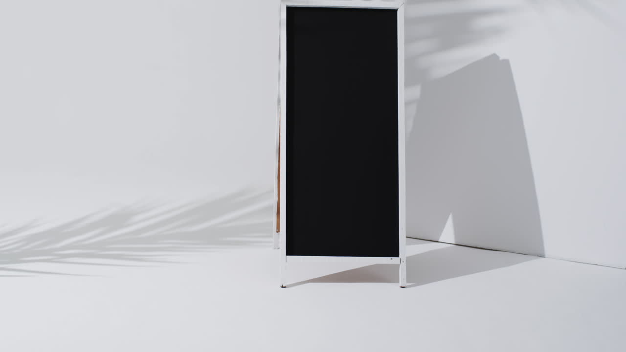 ⁇  배경 에 복사 공간 을 가진  ⁇  스탠드 에 있는 블랙보드 표지판 의 비디오