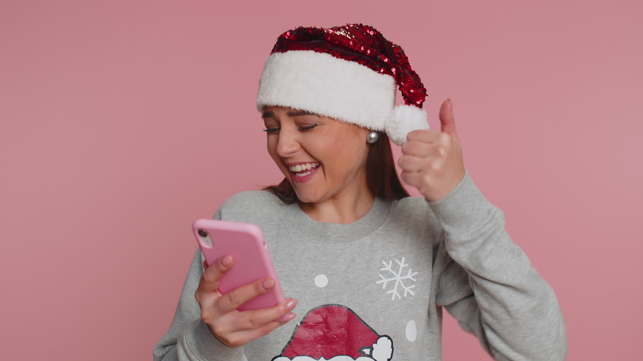 mujer feliz y emocionada usa el teléfono móvil y dice wow, sí, descubrí una gran noticia sobre una gran victoria haciendo un gesto de ganador