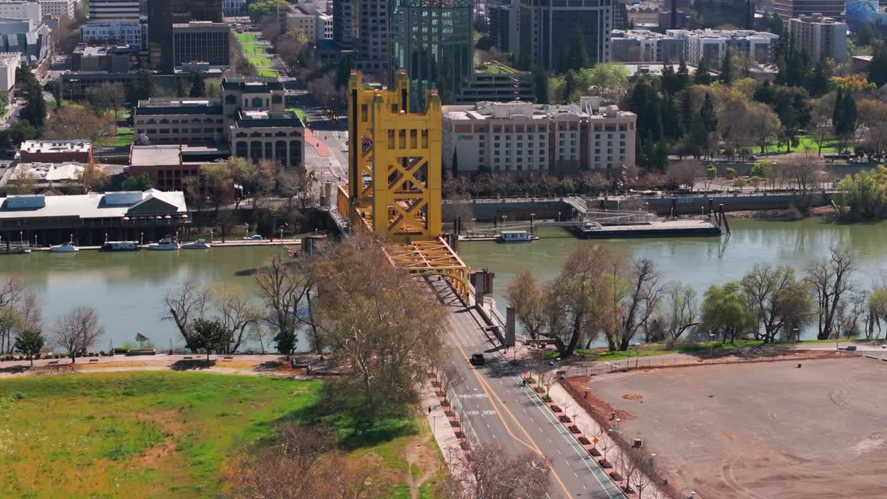 캘리포니아 사크라멘토의 타워 브리지 위에서 빛 날에 찍은 텔레포토 드론