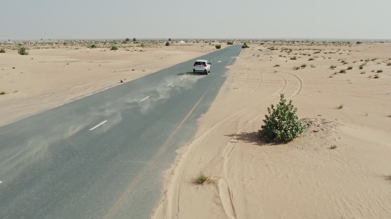 사막 도로 에서 자동차 를 운전 하는 것