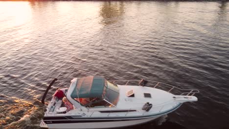 Die-Drohne-Kommt-Näher-Und-Schwenkt-über-Ein-Boot-Im-Muskegon-Kanal