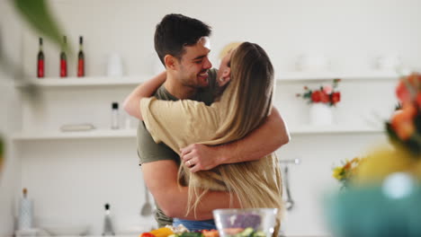 casa, abrazo y pareja con amor