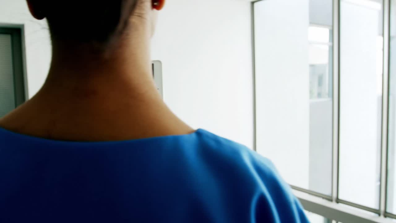 hermoso informe de examen del cirujano en una tableta digital