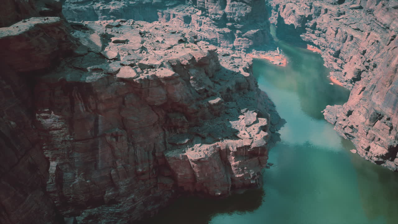 휘어지는 강 이 있는 깊은 협곡 의 공중 사진