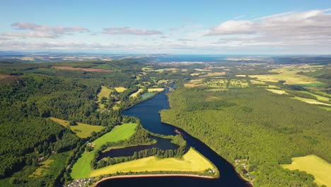 Antena-Sobre-El-Lago-Ness,-Mirando-Hacia-Inverness,-Escocia