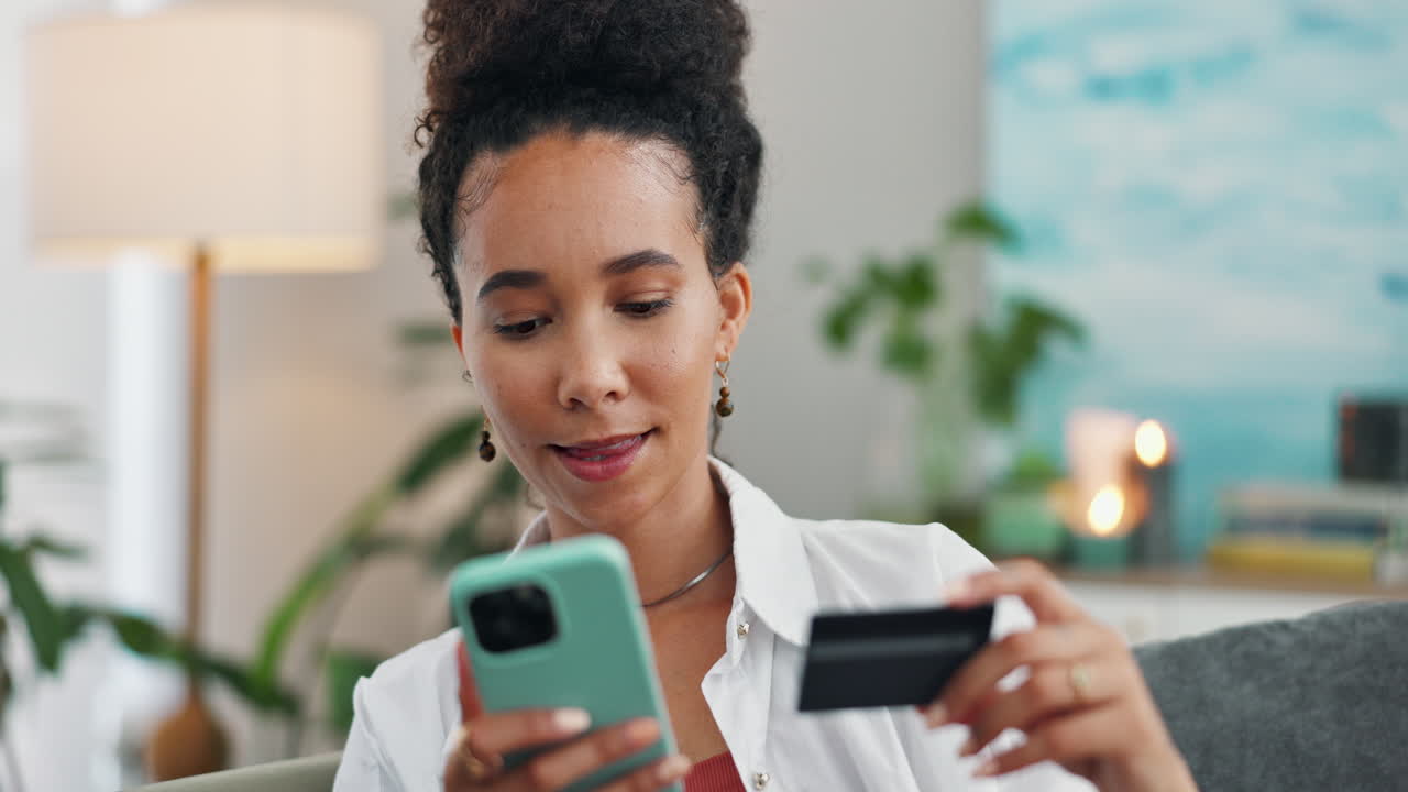 mujer comprando en línea