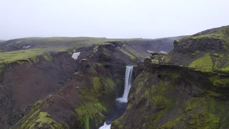 aéreo lejos del famoso monumento natural y atracción turística de skogafoss falls y el sendero de fimmvorduhals en islandia