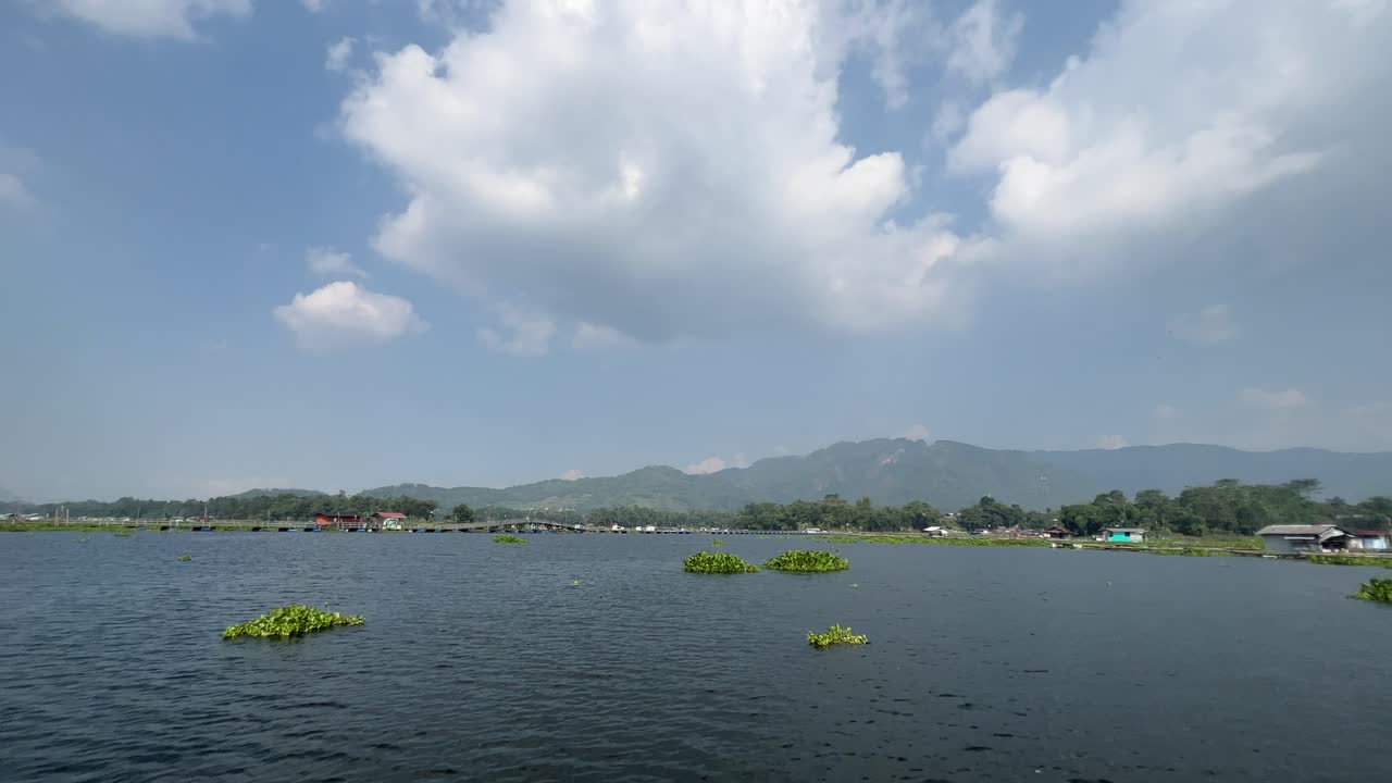 vista aérea del lago bajo el cielo azul