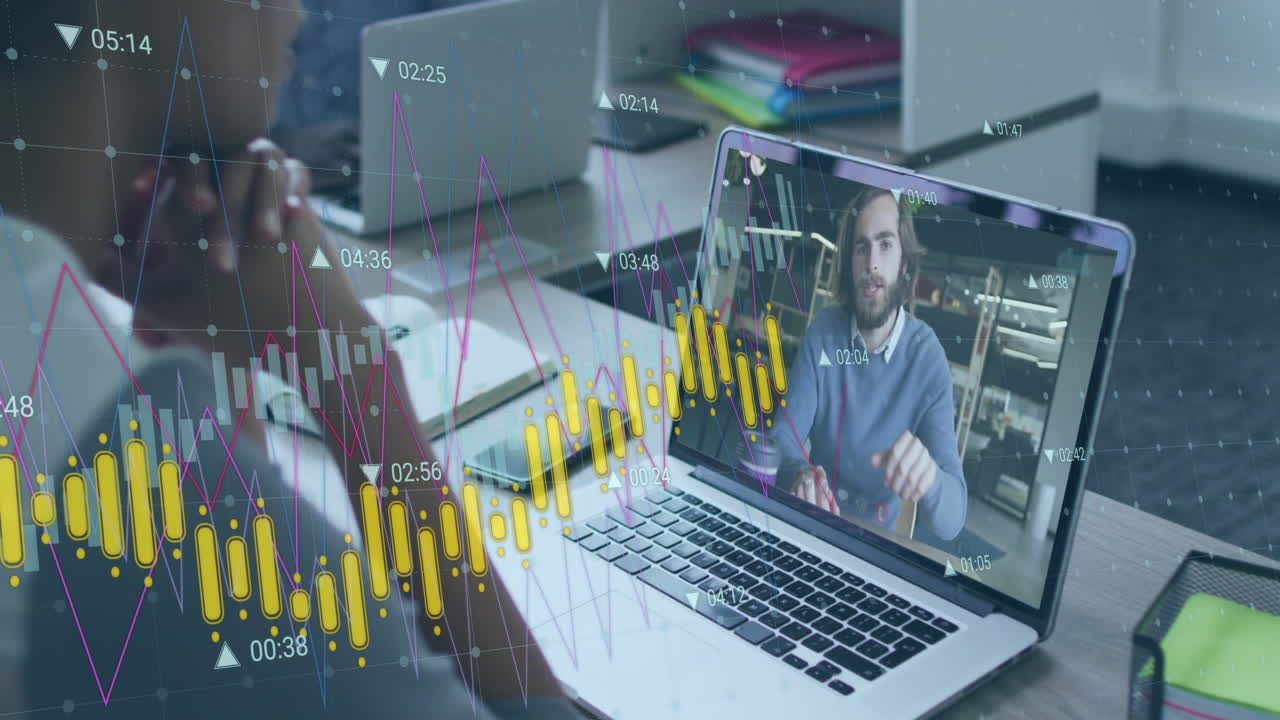 animazione dell'elaborazione dei dati contro la vista posteriore di una donna che fa una videochiamata sul portatile in ufficio