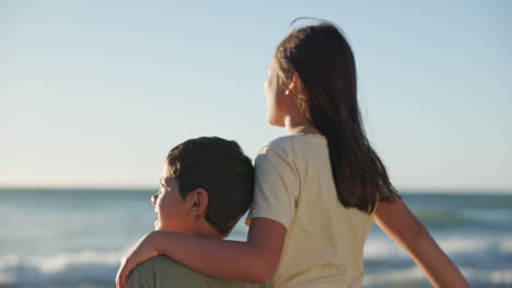 Zurück,-Am-Strand-Oder-In-Der-Natur,-Händchen-Haltend-Mit-Einem-Bruder