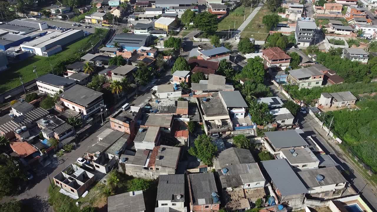 drone aéreo de casas y favelas de duque de caxias - río de janeiro - luz del día