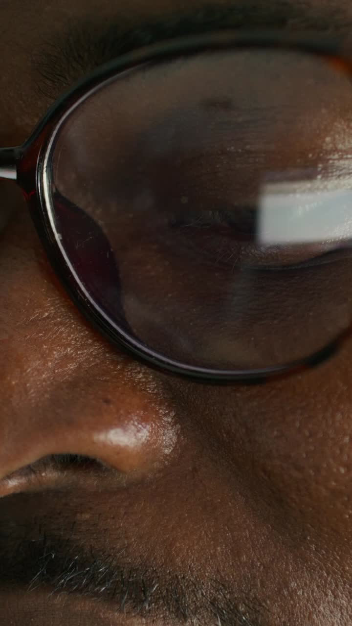 primer plano de una persona que lleva gafas