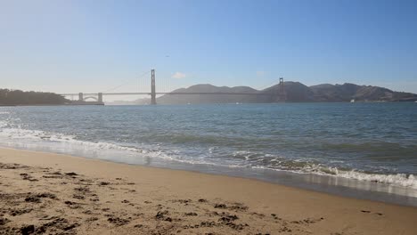 Blick-Auf-Die-Wellen,-Die-Im-Crissy-Feld-Rollen,-Mit-Der-Golden-Gate-Bridge-Im-Hintergrund