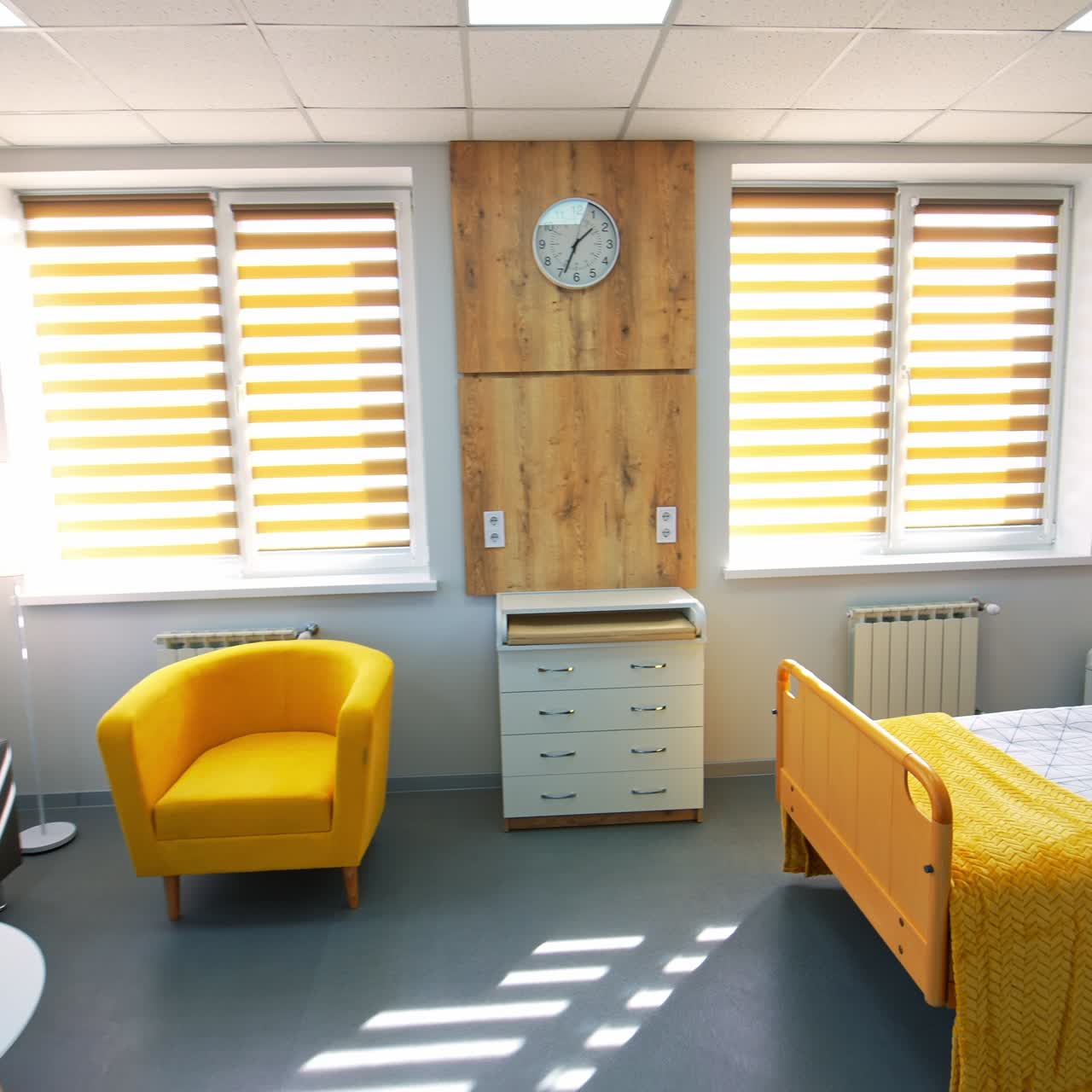 Habitación acogedora para madres y sus bebés recién nacidos. Amplia y luminosa sala con mobiliario moderno y cómodo.