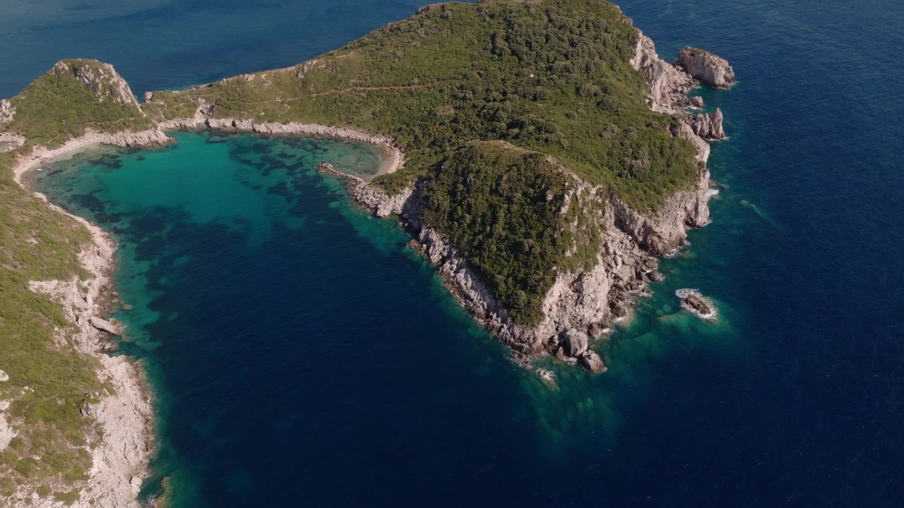 İkiz plajları ve mavi sularıyla Porto Timoni yarımadasının drone görünümü