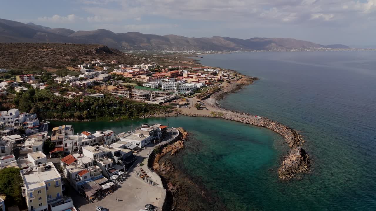 vista costera de la bahía de la aldea de sissi con aguas claras en la isla de creta, grecia