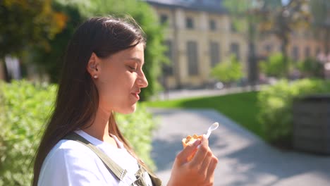 mujer joven comiendo helado al aire libre