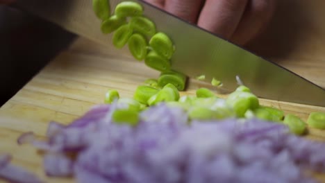 Cocinar-Cebollino-Y-Cebolla-Roja-En-Tabla-De-Cortar-De-Madera